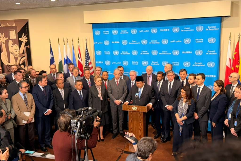 Utusan Indonesia untuk PBB Umar Hadi didampingi diplomat negara-negara lain menyampaikan kecaman atas serangan terhadap pasukan UNIFIl dalam konferensi pers di markas PBB di New York,